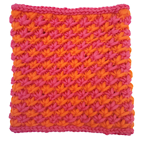 Aufsicht auf pink-orangefarbenen Loop im Sternchenmuster