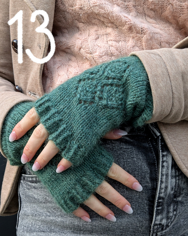 Modell trägt fingerlose, grüne Handschuhe mit Lochmustermotiv