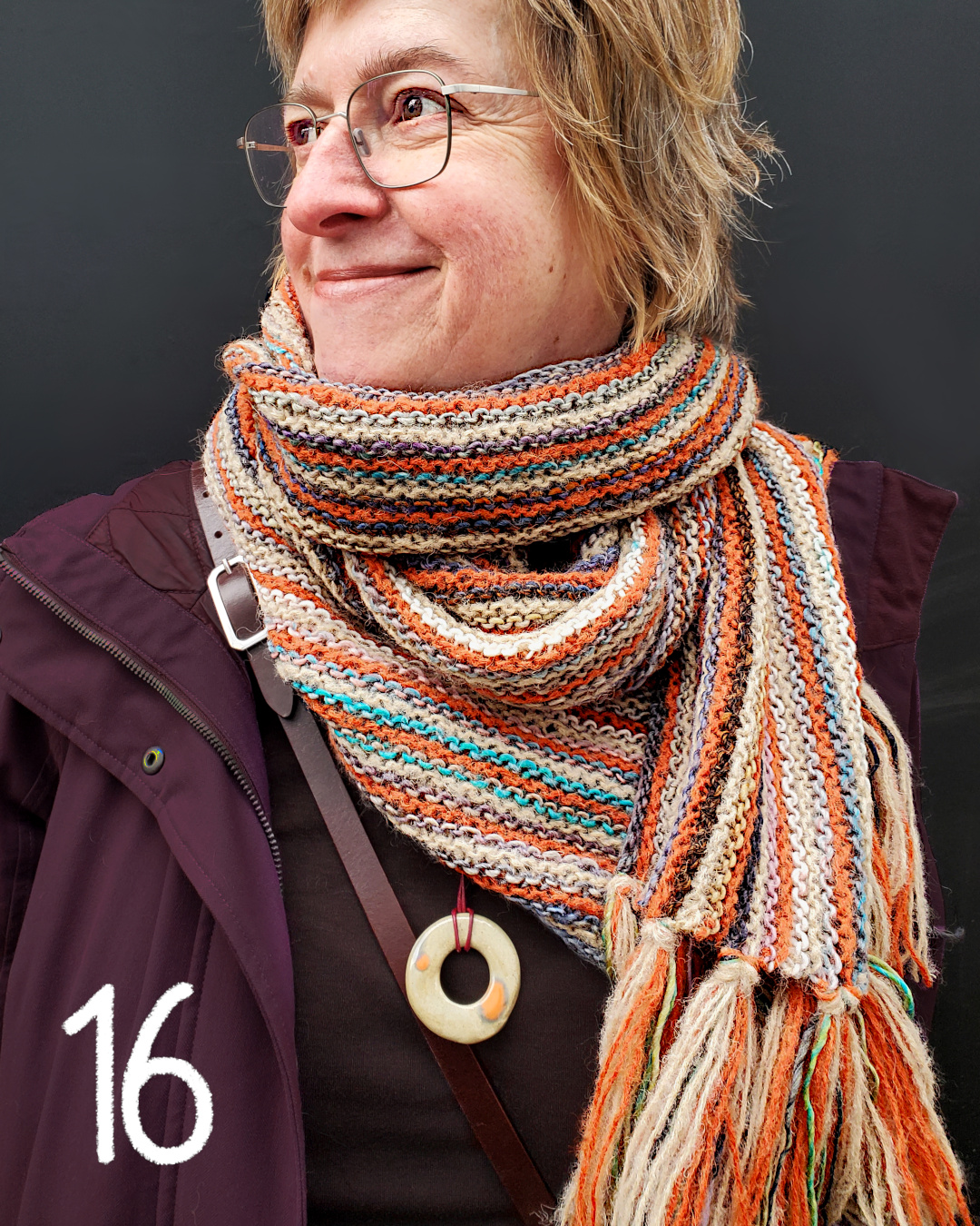 Modell trägt längs gestreiften Scal in Erdtönen