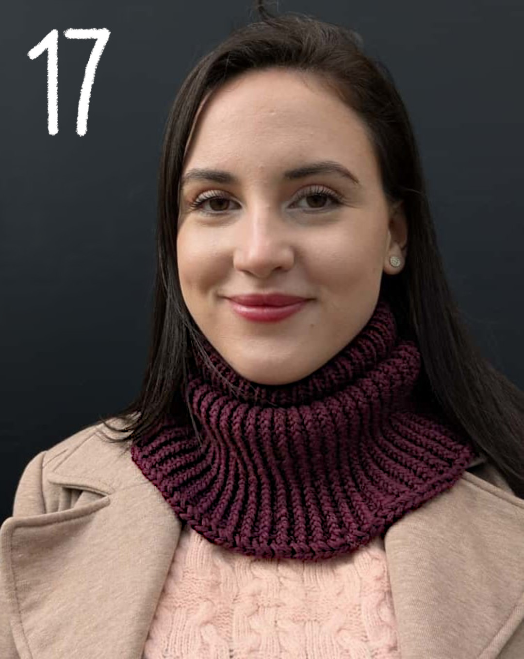 Modell trägt burgunderfarbenen gerippten Loop