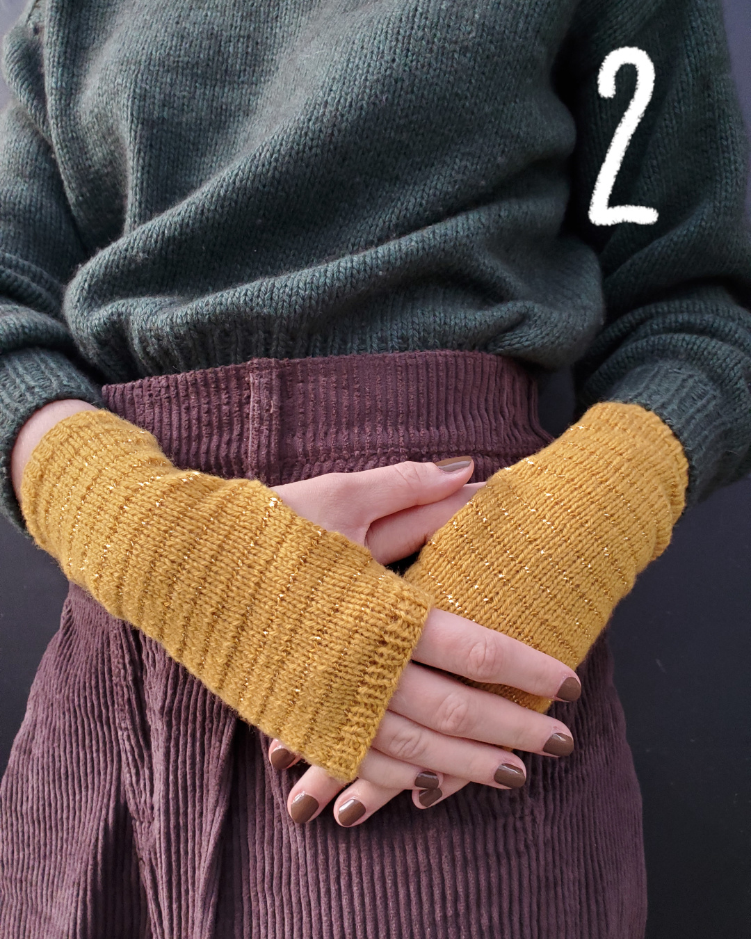 Modell trägt curryfarbene Pulswärmer mit glitzernden feinen Ringeln