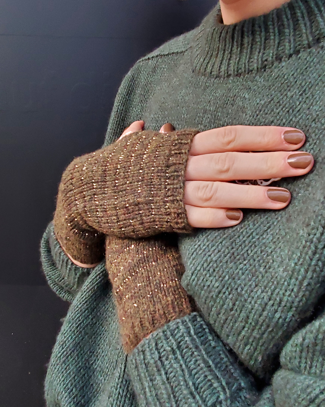 Modell trägt braune Pulswärmer mit feinem Glitzerringel