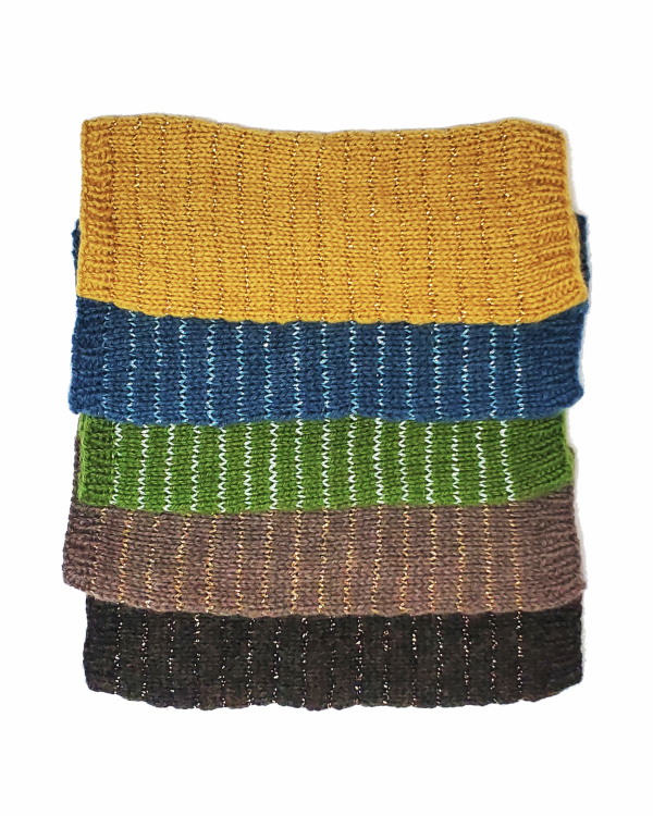 Mehrere übereinandergeschichtete Ringelpulswärmer