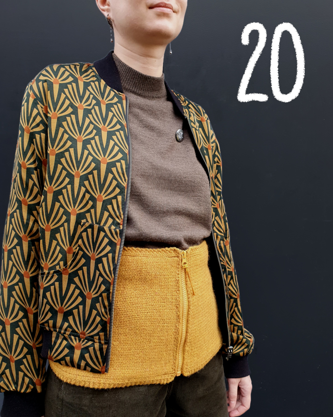 Modell trägt curryfarbenen Nierenwärmer mit Reißverschluss