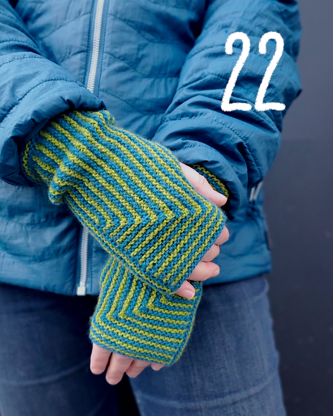 Modell trägt eckig gestreifte Pulswärmer