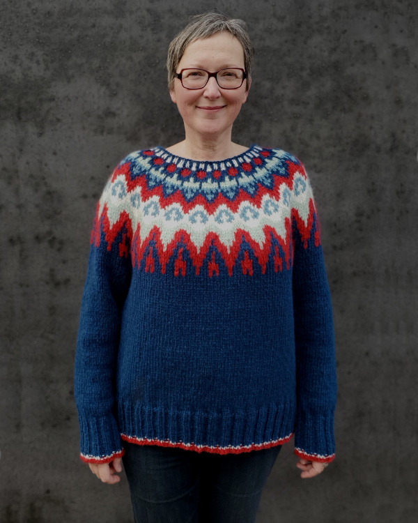 Modell trägt blauen Rundpassenpullover in Gr. XL