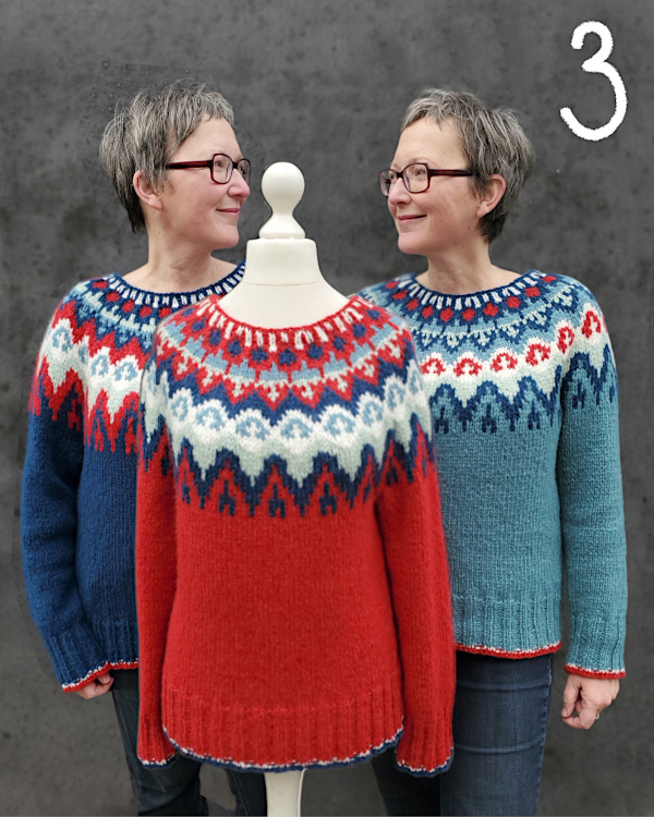 Drei bunte Rundpassenpullover in aqua, rot und blau.