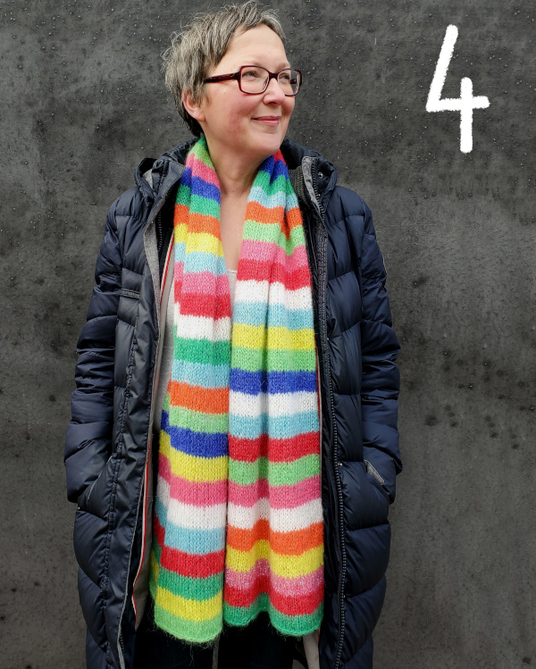 Modell trägt Schal mit bunten Streifenschal
