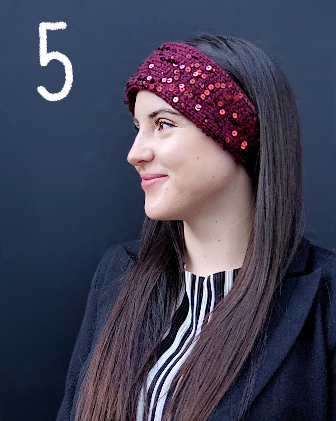 Modell trägt Paillettenstirnband in burgund.