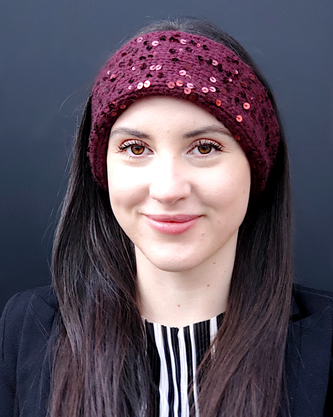 Modell trägt burgunderfarbenes Paillettenstirnband