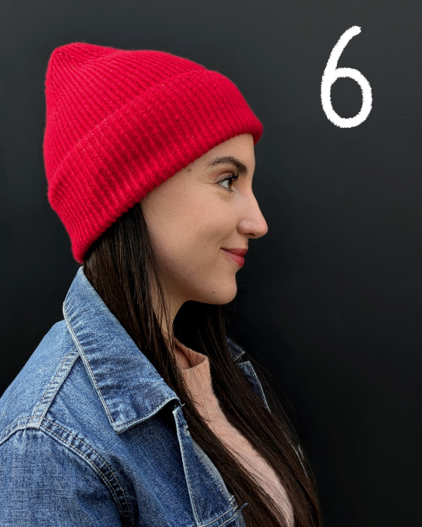 Modell trägt rote Rippenmütze