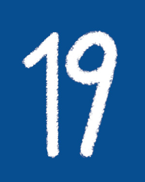 Weiße Kreideneunzehn auf Blau