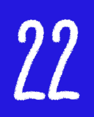 Weiße Kreidezweiundzwanzig auf Royalblau