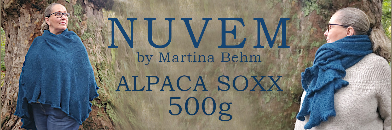 Modell trägt petrolbllaue Riesenschla als Cape und Schal, Schriftzug: Nuvem von Martina Behm, Alpaca Soxx 500g