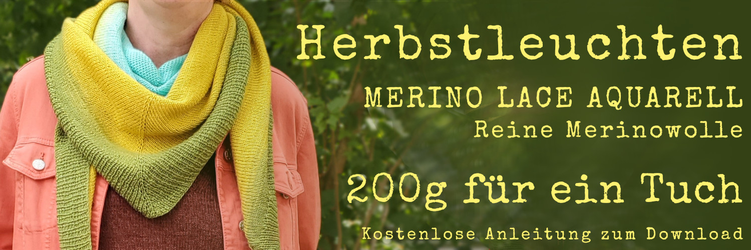 Modell trägt dreifarbiges Dreieckstuch, Schriftzug: Merino Lace Aquarell Dreieckstuch, 200g für ein Tuch