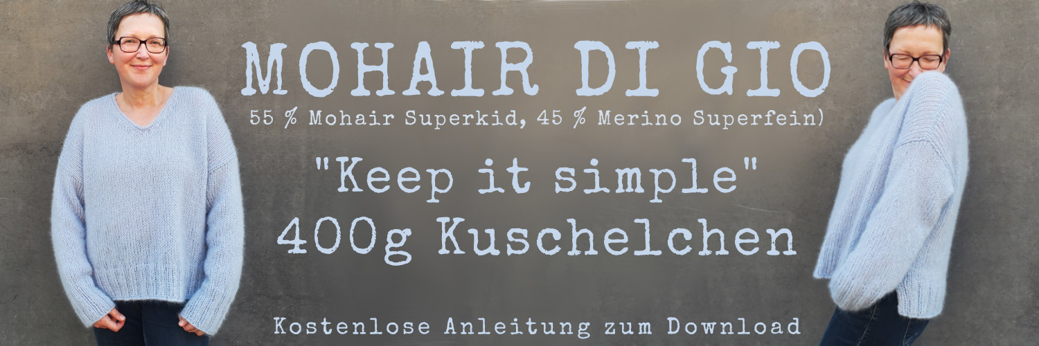 Modell trägt hellblauen, flauschigen Mohairpullover, Schriftzug: 400g Kuschelchen