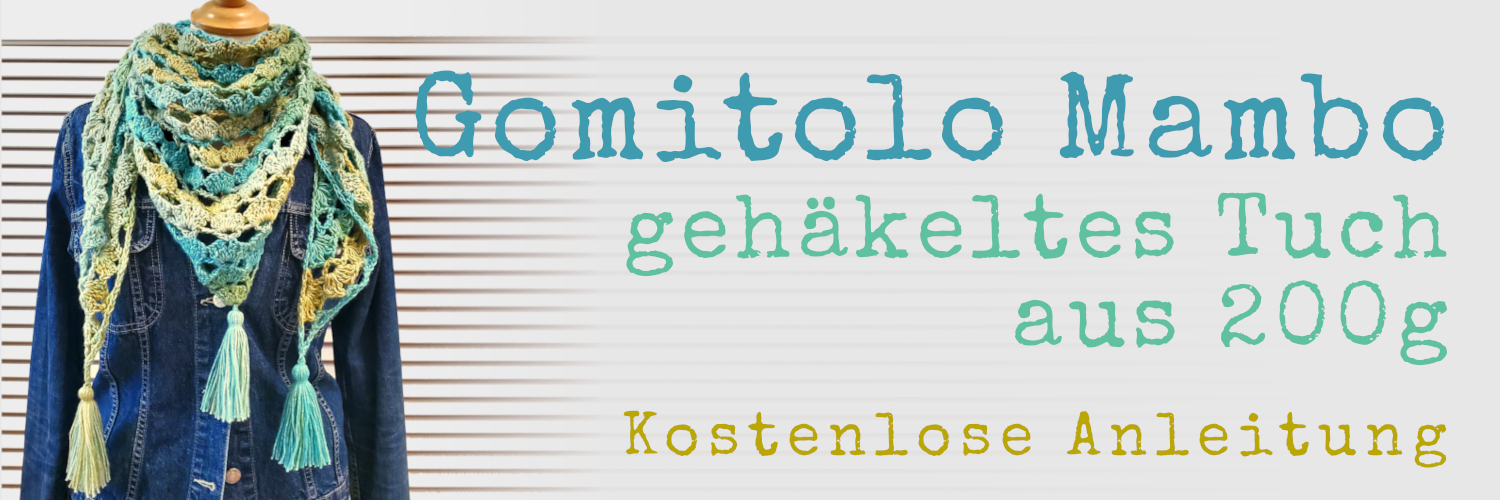 Grün-gelbes Häkeltuch auf Schneiderpuppe drapiert, Schriftzug Gomitolo Mambo, gehäkeltes Tuch aus 200g, kostenlose Anleitung
