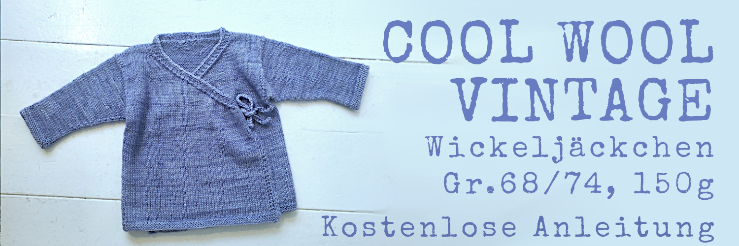 Aufsicht auf liegendes hellblaues Wickeljäckchen, Schriftzug: Cool Wool Vintage Wickeljäckchen, Gr. 68/74, 150g. kostenlose Anleitung