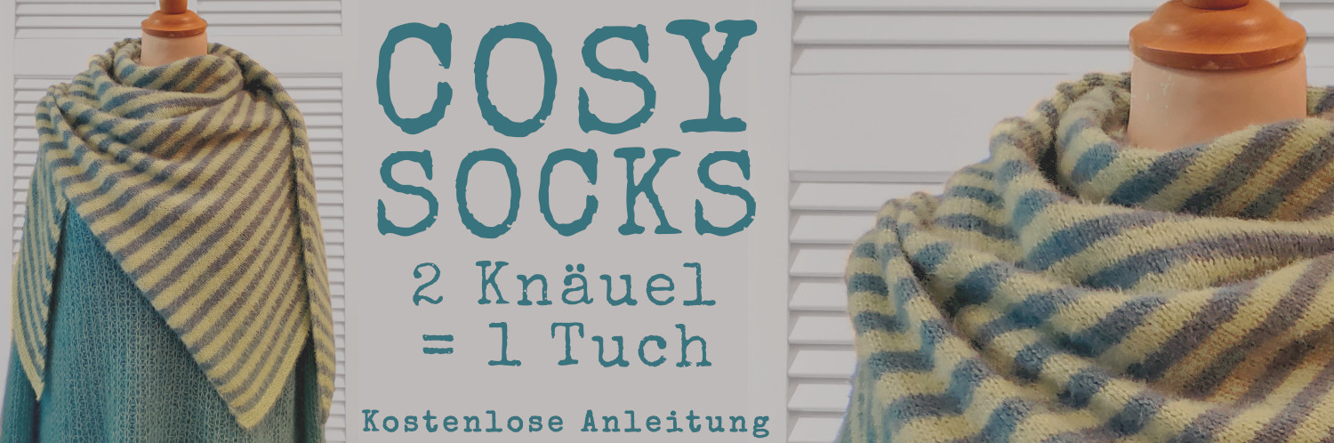 Großes gestreiftes Dreieckstuch in teal und zartgrün auf Schneiderbüste, Schriftzug: Cosy Socks, 2 Knäuel = 1 Tuch