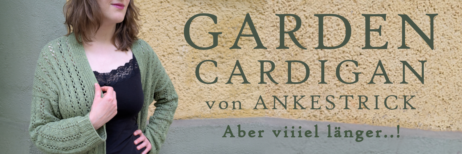 Modell trägt grüne Strickjacke mit vertikalem Lochmuster, Schriftzug: 