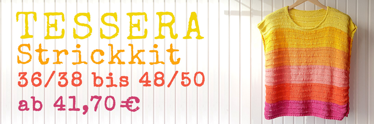 Top mit Blockstreifen hängt auf einem Holzbügel, Schriftzug: Tessera Strickkit ab 41,70 Euro