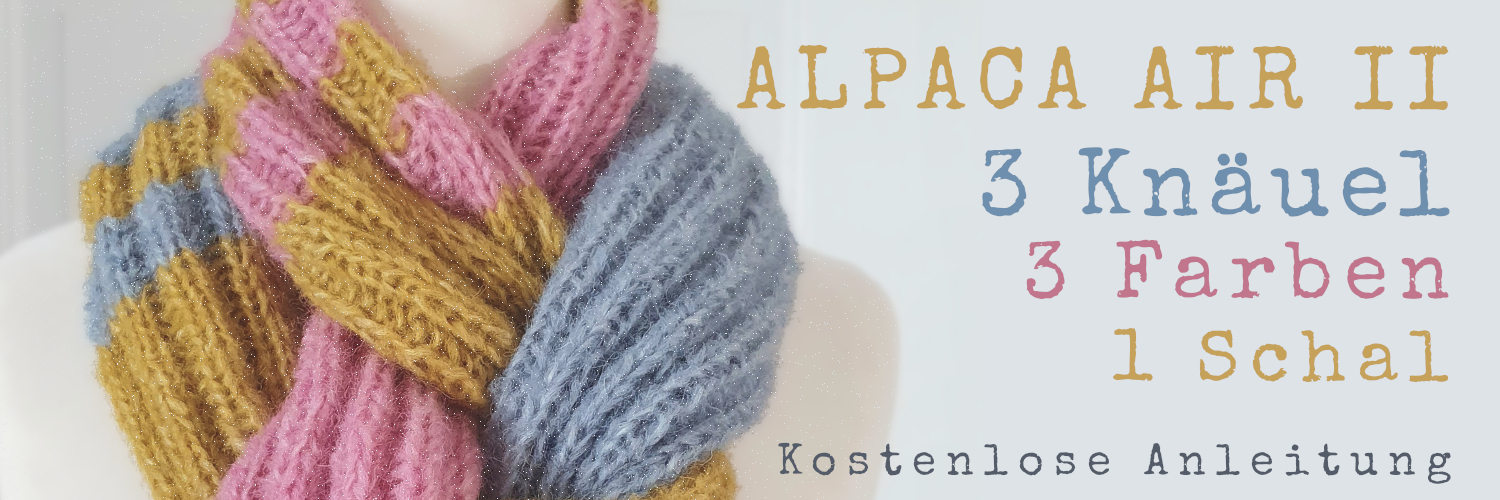 Dreifarbiger Strickschal in Rosa, Graublau und Senf um den Hals einer Schneiderbüste drapiert, Schriftzug: Alpaca Air II, 3 Knäuel, 3 Farben, 1 Schal, Kostenlose Anleitung