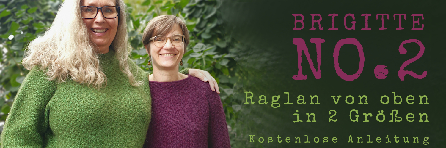 Zwei Modelle tragen eine Raglanpullover mit kleinem Strukturmuster, eine große Größe in Grün und eine kleinere in Burgund