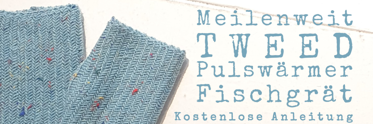 Aufsicht auf ein Paar aquafarbene Pulswärmer, Schriftzug: Meilenweit Tweed, Pulswärmer Fischgrät, Kostenlose Anleitung
