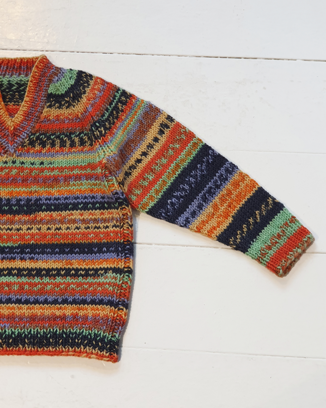 Aufsicht auf einen Raglanpullover mit kleinem Jaquardmuster