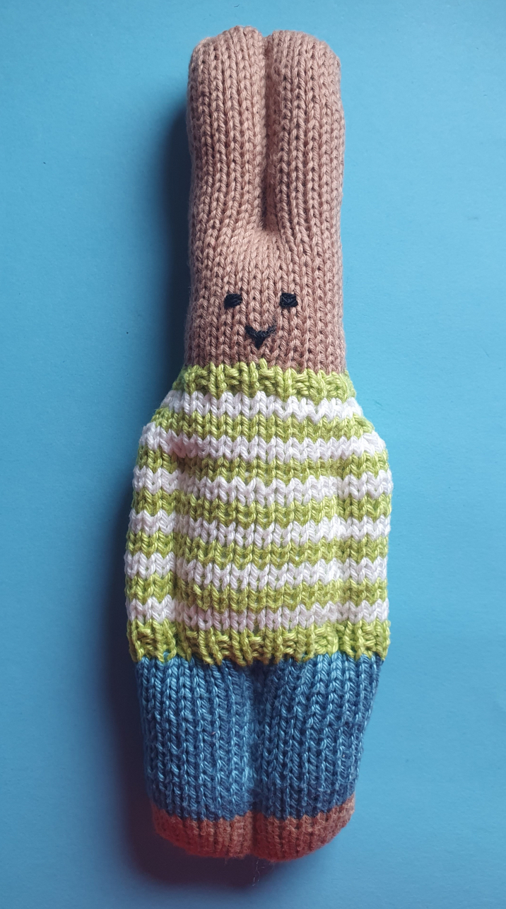 Gestricktes kleines Osterhäschen