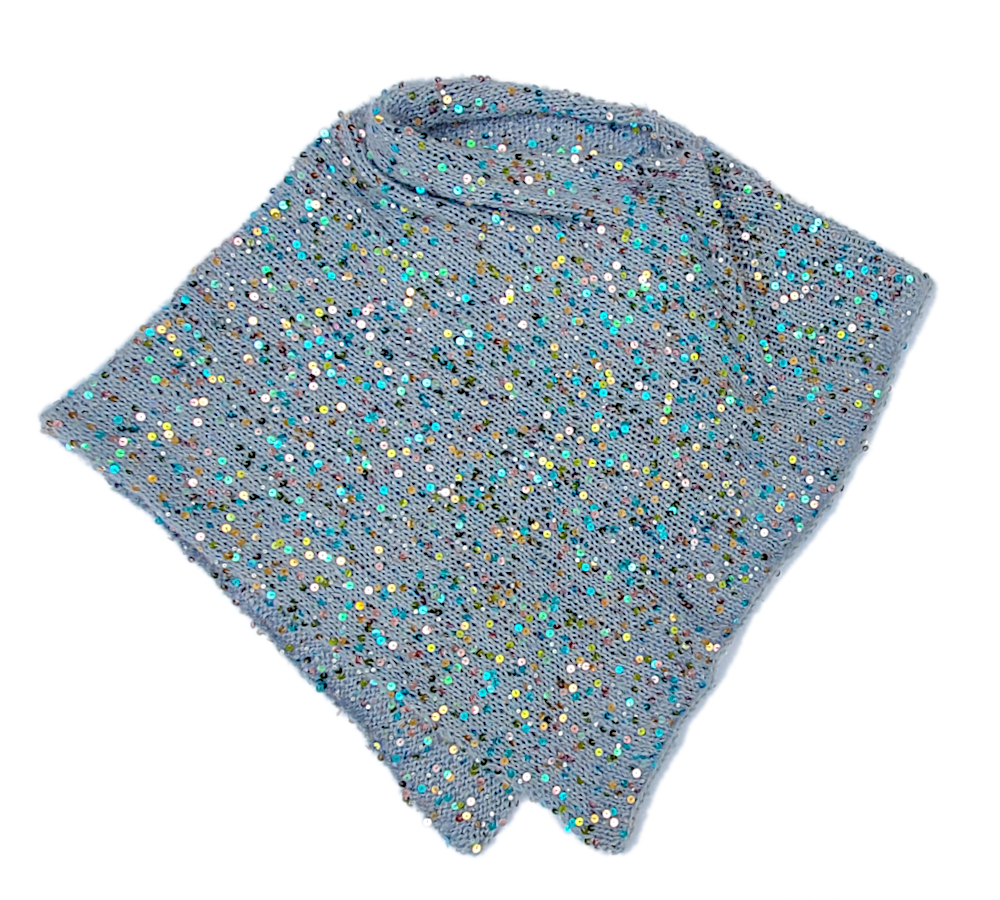 Aufsicht auf liegenden, hellblauen Paillettenponcho