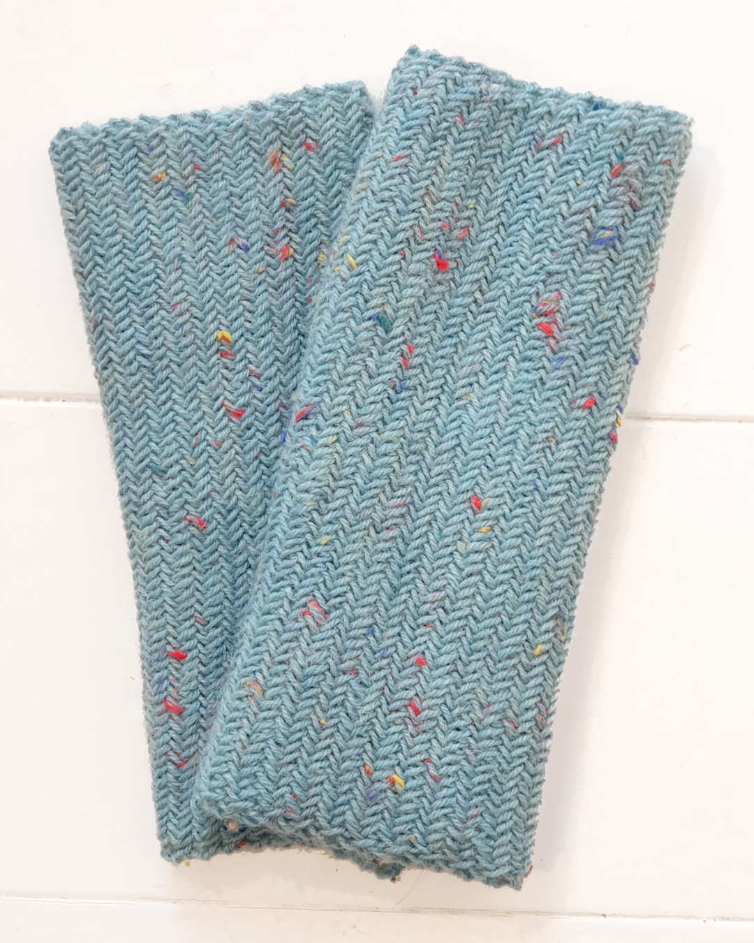 Aufsicht auf ein Paar Tweed Pulswärmer