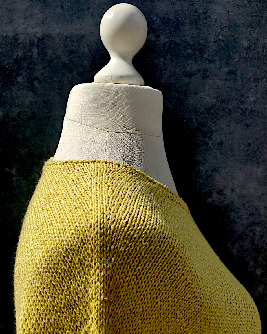 Detailaufnahme der Schukter des Pullovers auf der Schneiderpuppe