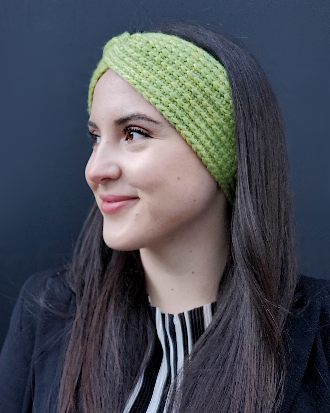 Modell trägt hellgrünes, geripptes Stirnband