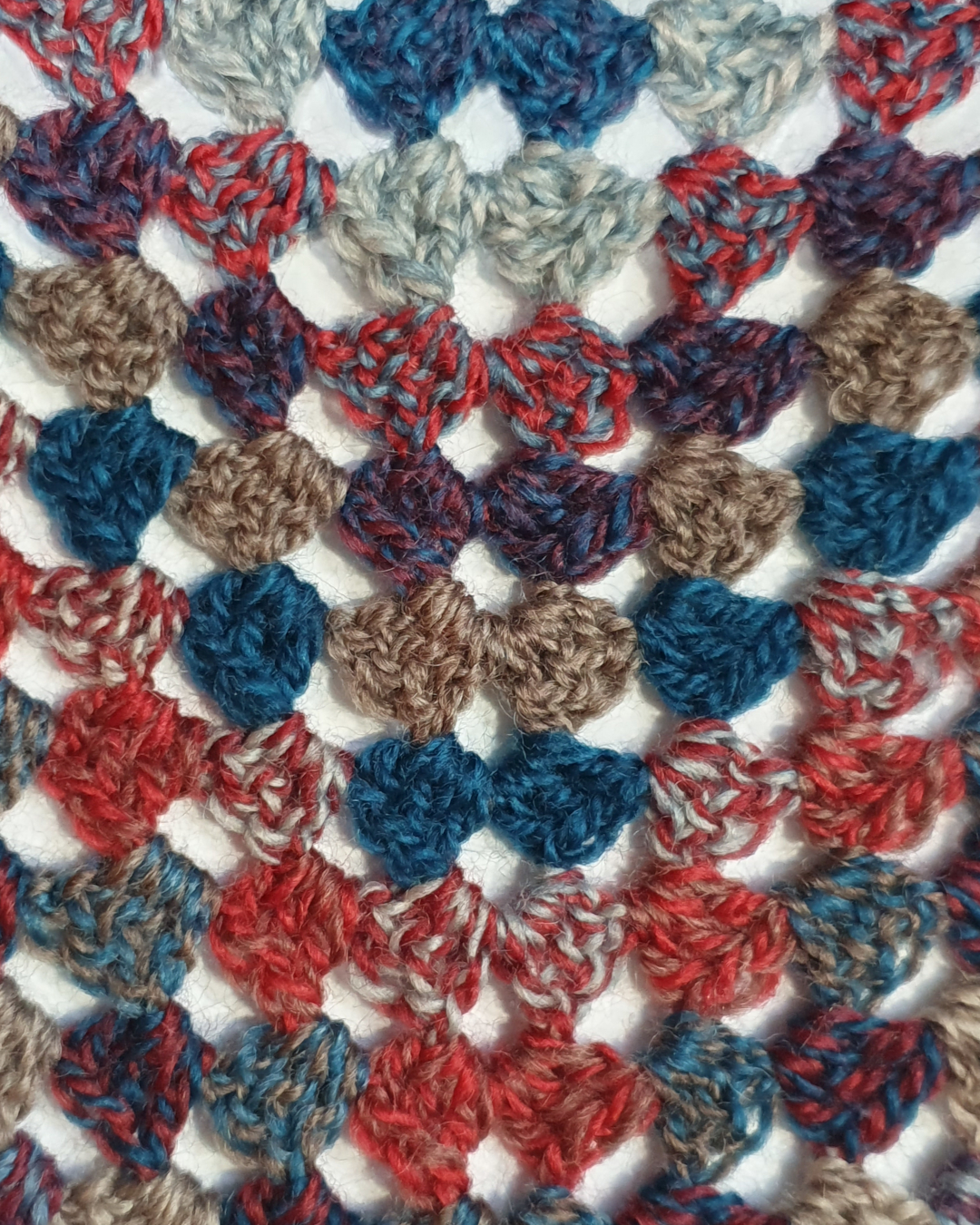 Detailansicht von Granny Square Häkeltuch aus der Zauberball Crazy