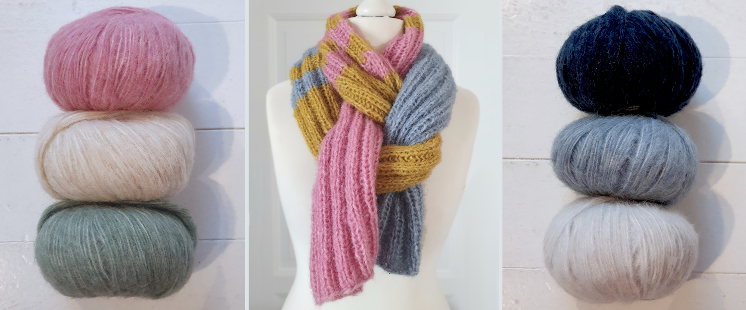 Dreifarbiger Schal mit Blockstreifen in Senfgelb, Rosa und Graublau auf Schneiderbüste drapiert, daneben Farbalternativen in Rosa/ Creme/ Salbei und Hellblau/ Jeansblau/ Marine