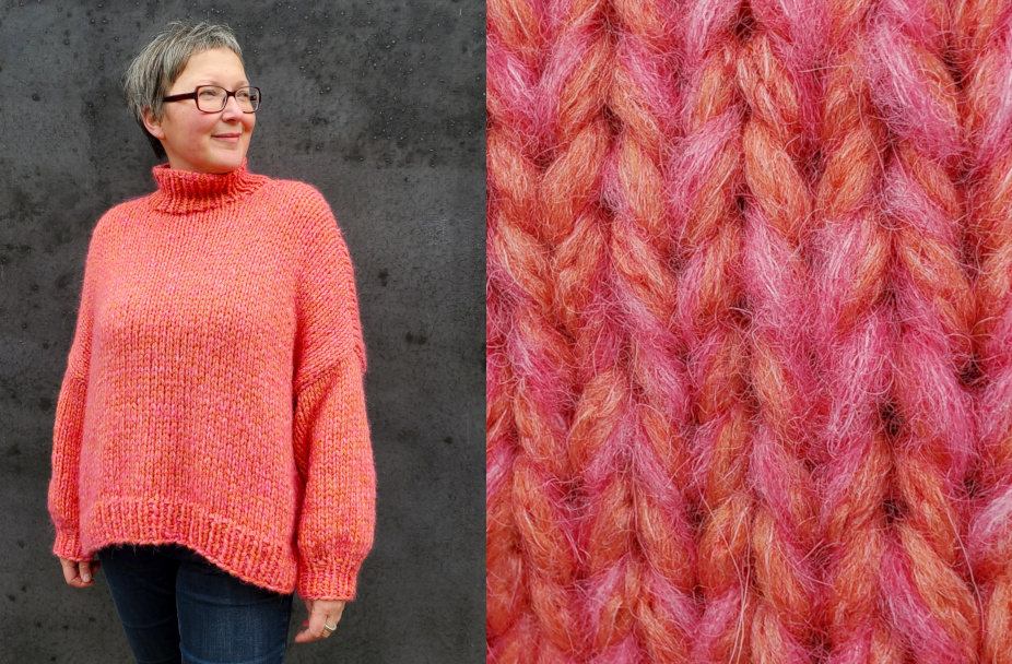 Modell trägt orange-pinkmelierten Oversizepullover mit Stehkragen, Detailaufnahme des Maschenbildes
