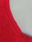 Preview: Rotes, gestricktes Top mit rundem Ausschnitt auf Schneiderpuppe, Detailansicht Abnahmen am Armloch