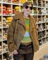 Preview: Modell trägt nougatbraune Pelzstrickjacke