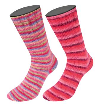 Socke aus der Cosy Multi Stripes Farbe 152 neben einer Socke aus Cosy Soft Strpes Farbe 105