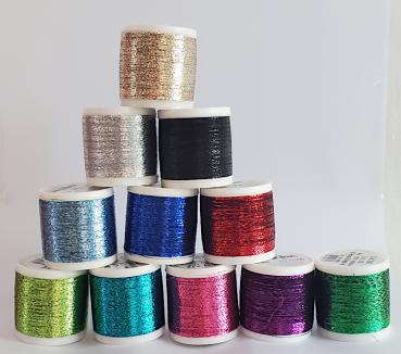 Metallic Spulen von Madeira in vielen Farben gestapelt