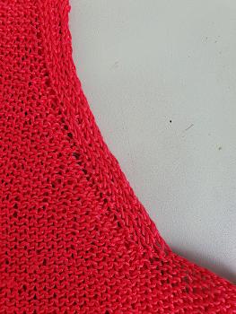 Rotes, gestricktes Top mit rundem Ausschnitt auf Schneiderpuppe, Detailansicht Abnahmen am Armloch