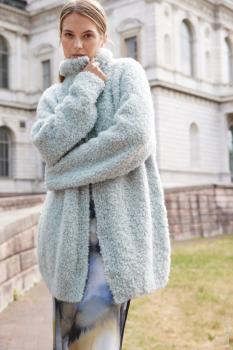 Preview: Modell trägt weißblaue, lange Boucléjacke