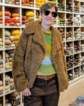 Preview: Modell trägt nougatbraune Pelzstrickjacke