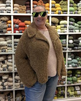 Preview: Modell trägt nougatbraune Pelzstrickjacke