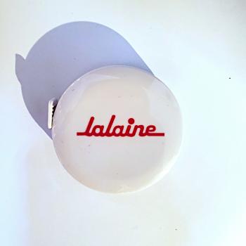 Aufsicht auf weißes Rollmaßband mit Lalaine Aufdruck