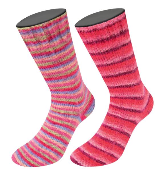 Socke aus der Cosy Multi Stripes Farbe 152 neben einer Socke aus Cosy Soft Strpes Farbe 105