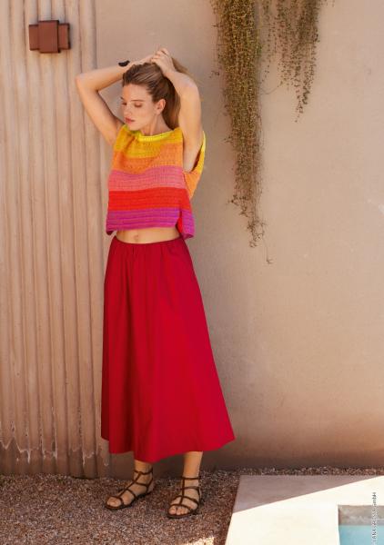 Modell trägt ein Colorblocking Top