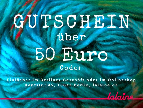 Gutscheinkarte Motiv 3 - Detailaufnahme handgefärbter Strang im Hintergrund